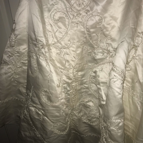 Wedding dress - Picture 3 of 8